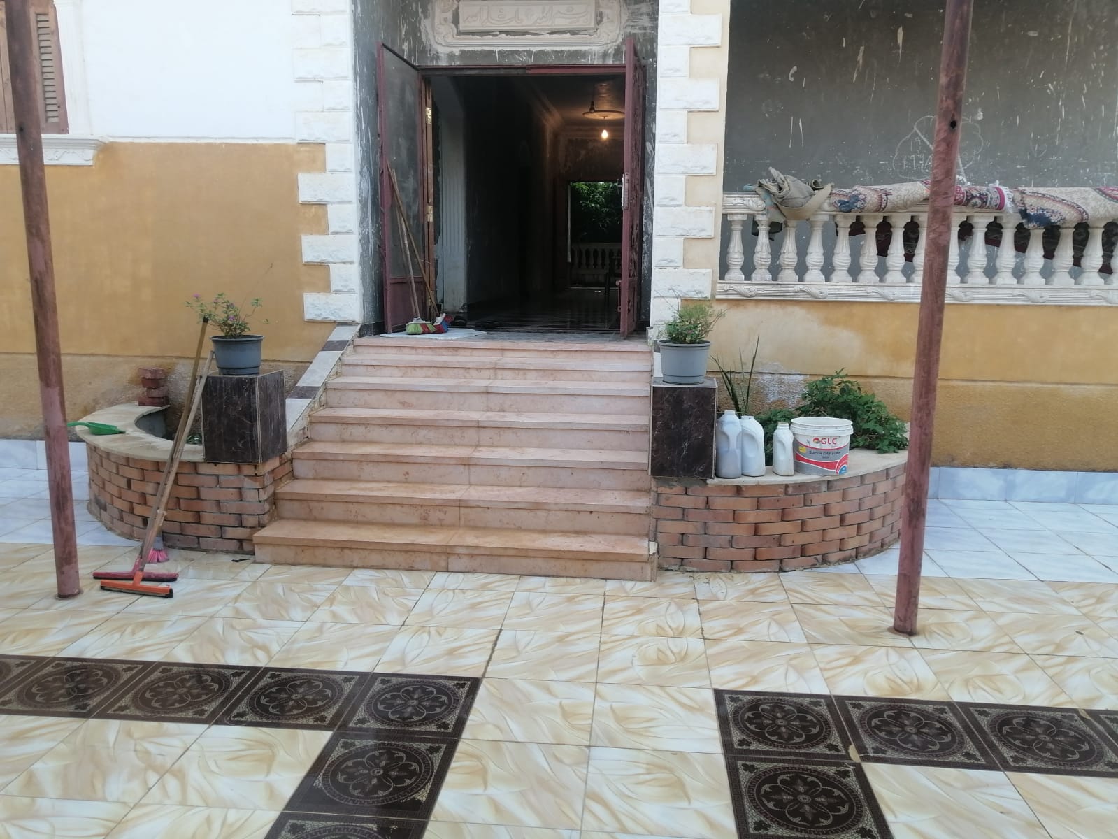 أرض مسجلة 2000 متر عليها فيلا وحديقة مانجو للبيع