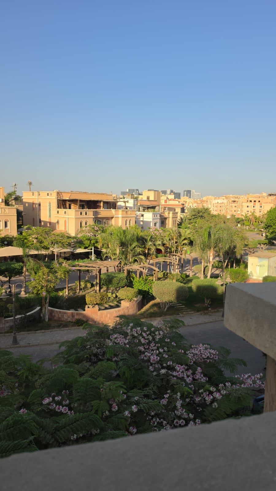 للايجار شقه بنت هاوس  بدون فرش بالمطبخ والتكيفات