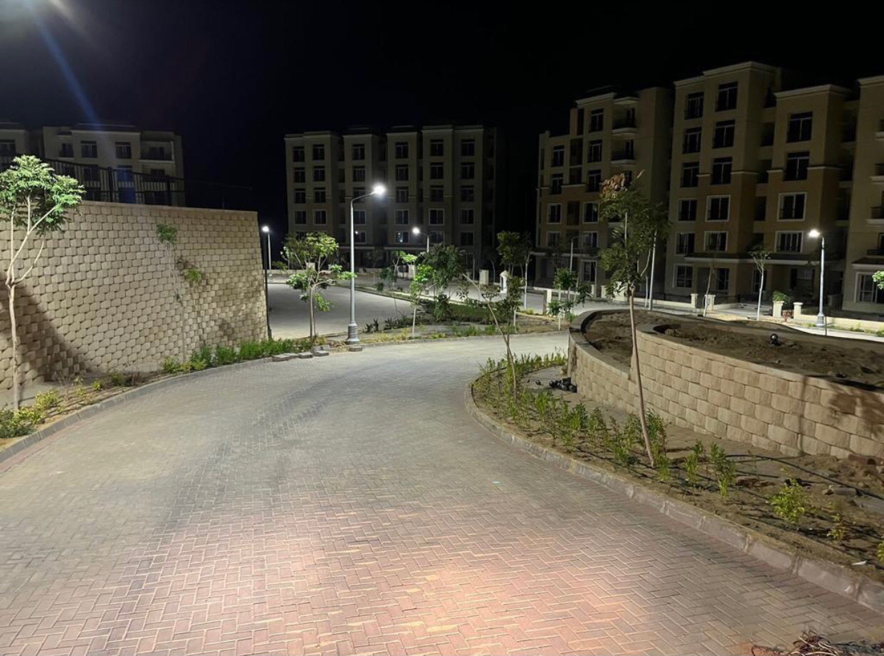 استديو للبيع فى كمباوند سراي دور ثالث مميز وفيو مميز مع حمام سباحة مشترك وباركن اسفل العماره بسعر مميز