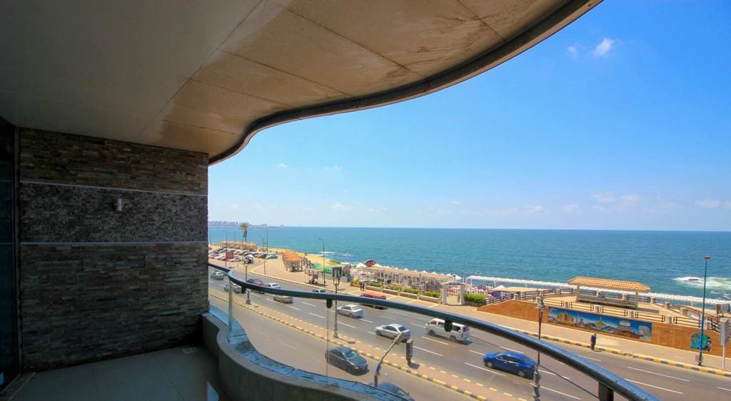 شقة عالبحر مباشرة للبيع الابراهيمية مباني حديثة