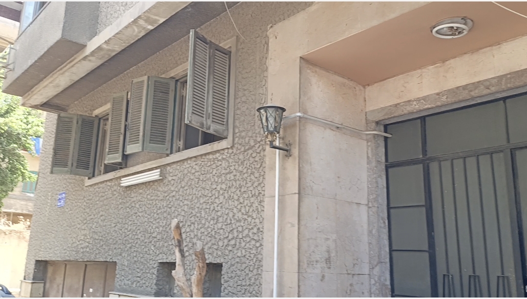 شقة (أرضي مرتفع) مطلة على الشارع الرئيسي للبيع ميدان الجيزة